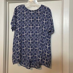 Loft XL top with back buttons and pleating